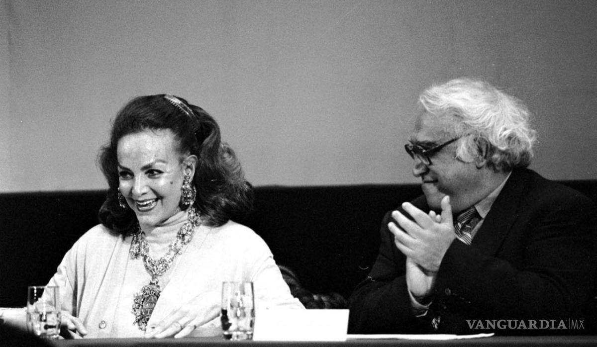 $!María Félix durante la presentación del libro de su vida acompaña de de Carlos Monsivais el 7 de abril de 2002.