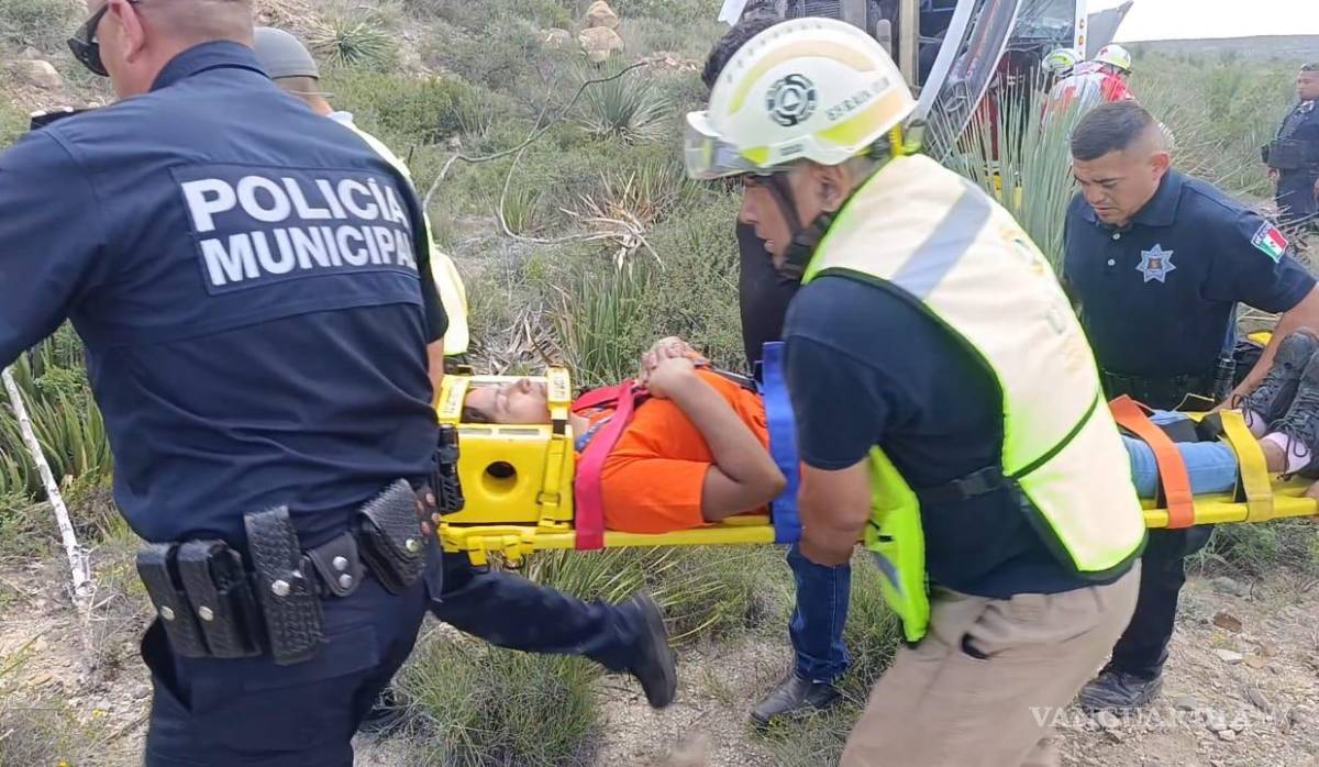 $!Algunas de las víctimas lograron abandonar la unidad por sus propios medios, mientras que otras fueron rescatadas por paramédicos y trasladadas al IMSS de Parras para recibir atención médica.