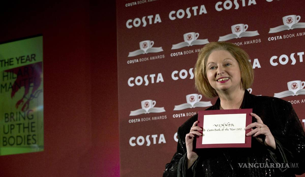 $!Autora y ganadora del premio Costa Book of the Year 2012 Hilary Mantel posa para los fotógrafos en la ceremonia de entrega de premios Costa Book en Londres.