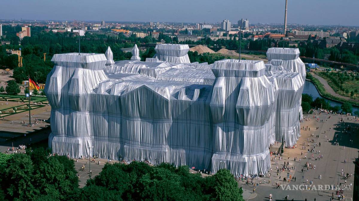 ¿Quién fue Christo, el artista que cubrió edificios enteros de tela para hacer arte?