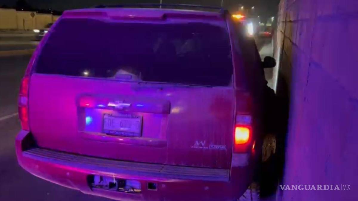 Pierde el control y choca contra muro en el bulevar Emilio Arizpe en Saltillo