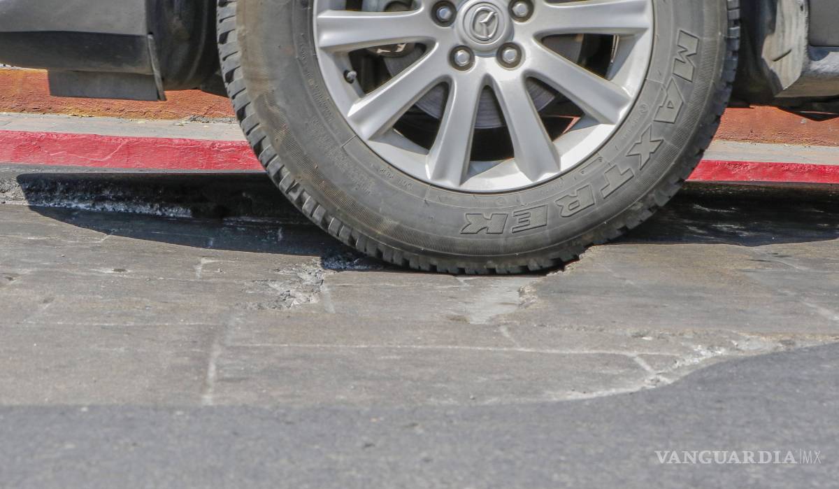 $!El tormento de circular entre parches y baches en el Centro de Saltillo