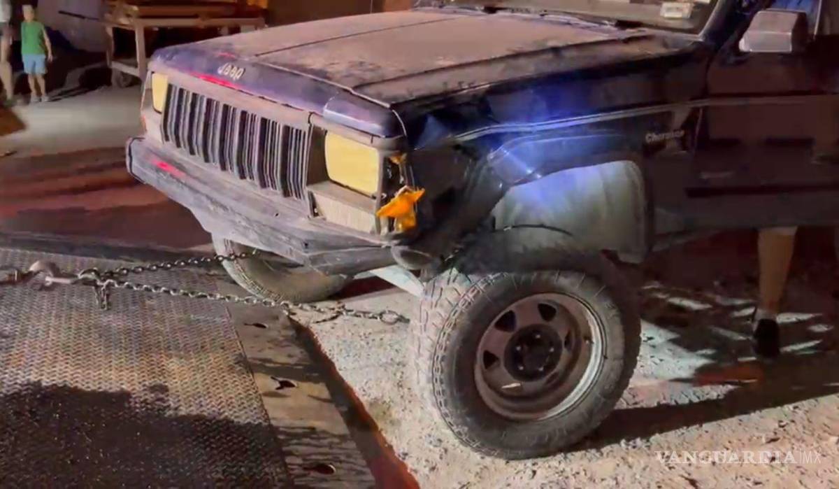 $!La Jeep Cherokee circulaba en sentido contrario cuando terminó involucrada en el choque, de acuerdo con el reporte del accidente.