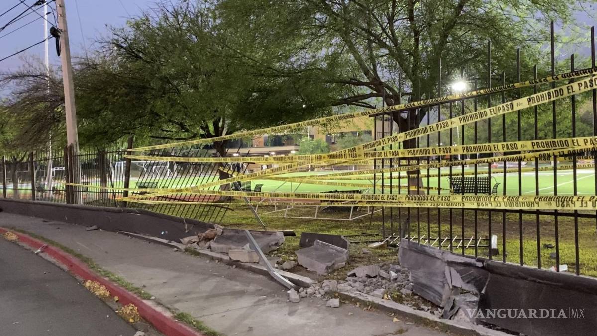 Choca y derriba barda del Tecnológico de Monterrey, en Saltillo