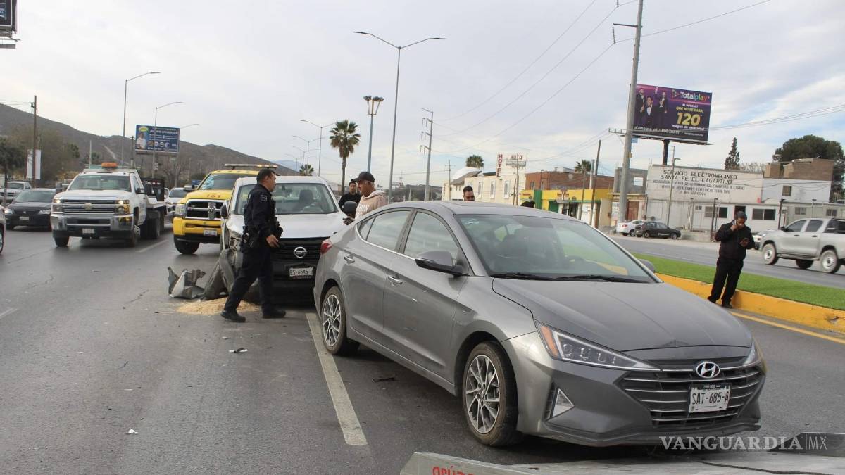 Auto se descontrola y provoca choque con camioneta en carretera Sal-Mon; hay 1 lesionado