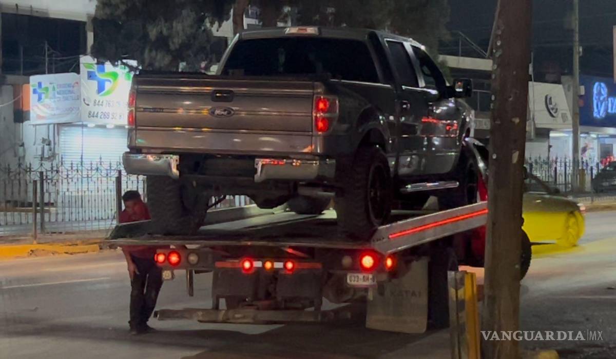 $!Ambas unidades involucradas fueron retiradas con apoyo de grúas y trasladadas a un corralón, donde permanecerán mientras se deslindan responsabilidades ante el Ministerio Público de Asuntos Viales.