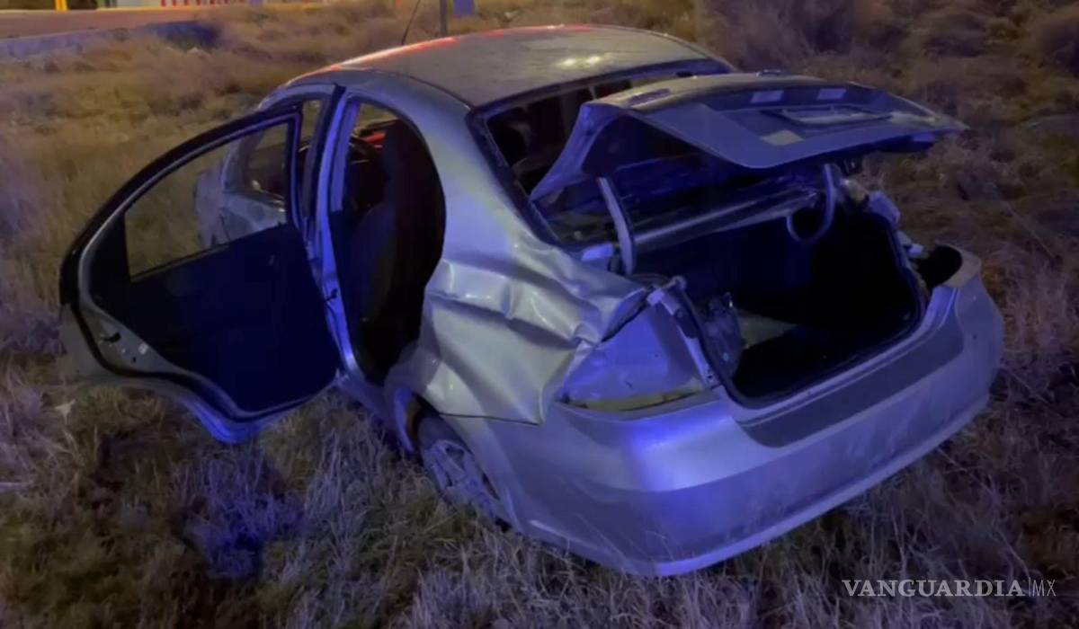 $!La volcadura se registró a la altura de la colonia Santa Elena durante la noche del domingo.