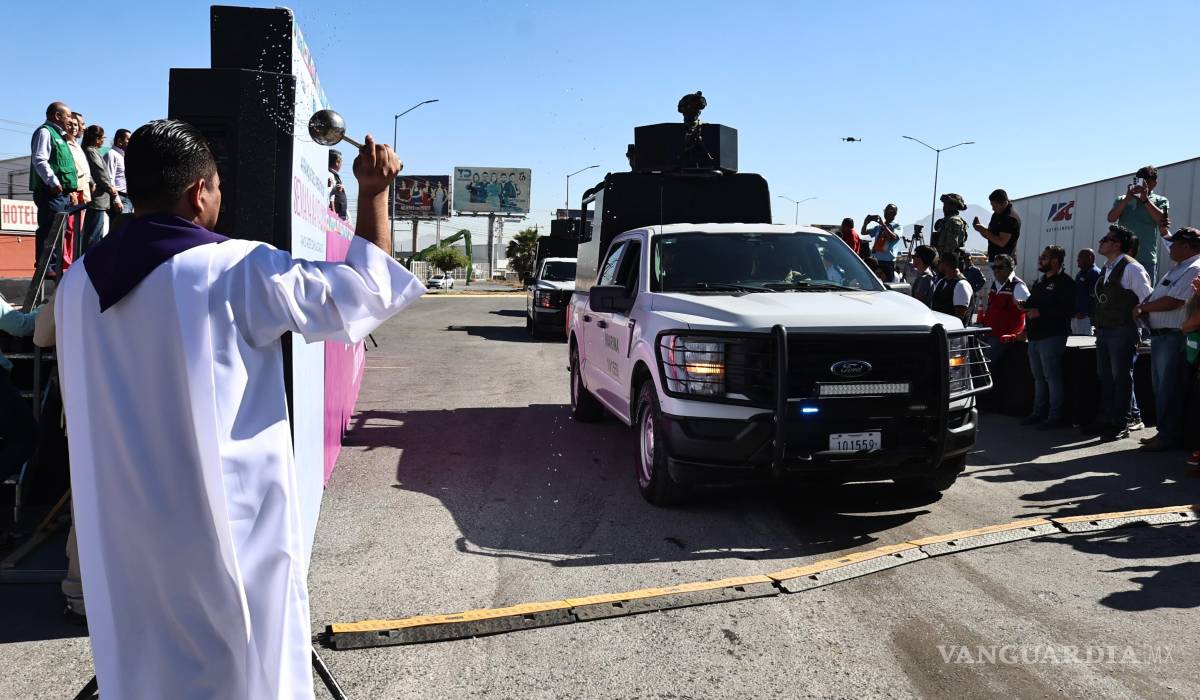 $!Sacerdotes de varias parroquias de Ramos Arizpe, bendijeron las unidades policiacas.