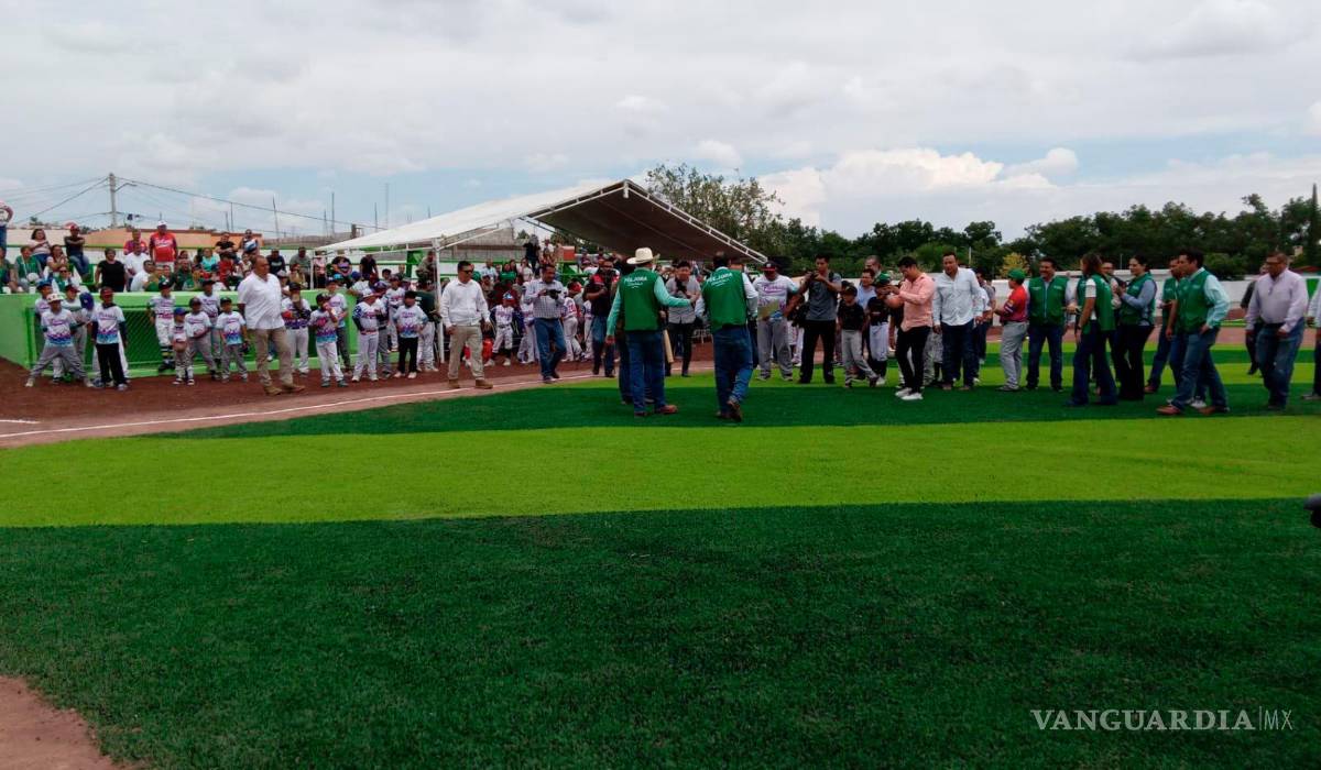$!Entre las mejoras destacan la instalación de pasto sintético, pintura de gradas, remodelación de baños y compactación del terreno.