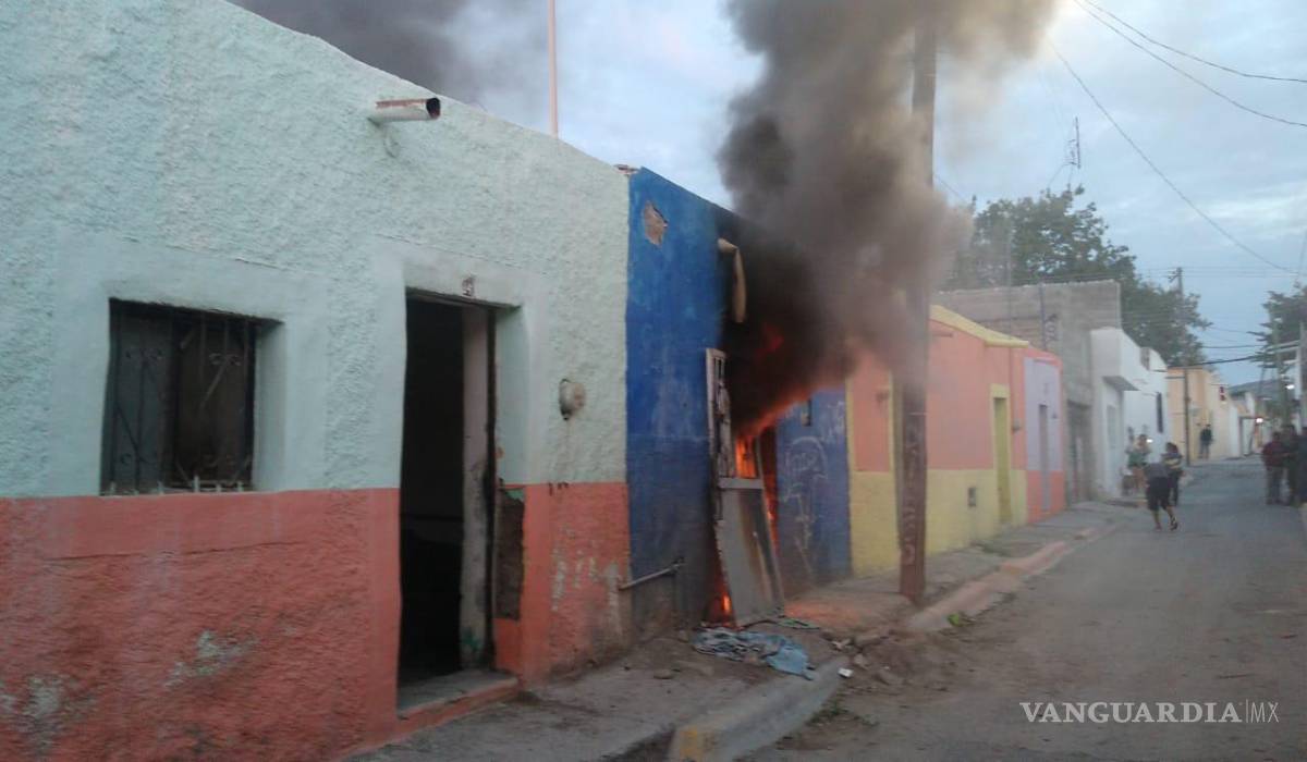 $!Juan Manuel Parra, director de protección civil, agregó que en el interior no se encontraban personas, y que el incendio pudo haber sido provocado, ya que ni luz tenía el domicilio.