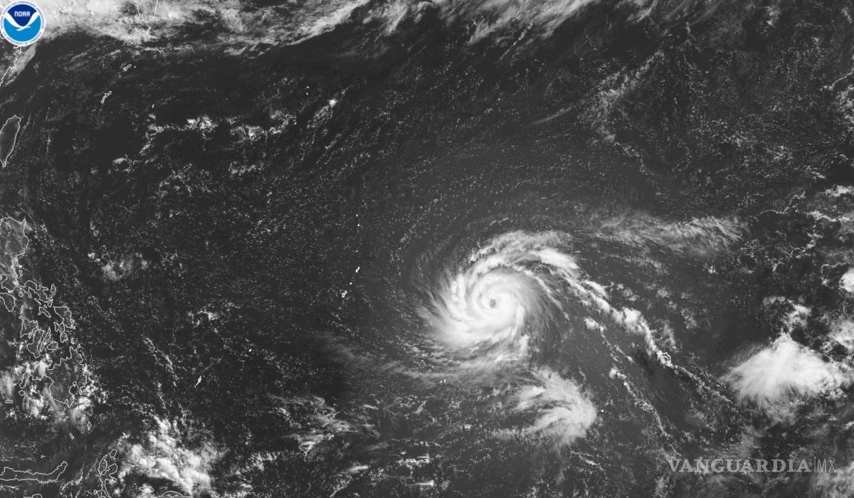 $!Esta imagen satelital de la NOAA que muestra al tifón Bavi al este de Guam, un territorio insular de Estados Unidos en el Pacífico, el viernes 3 de julio de 2026.