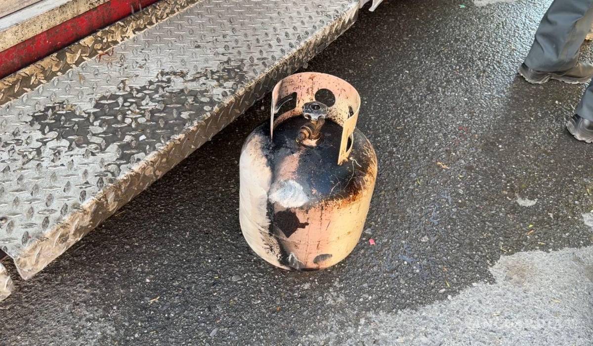 $!El tanque de gas de aproximadamente 10 kilos fue revisado por personal de emergencia para descartar fugas y evitar un nuevo incidente en la vivienda.