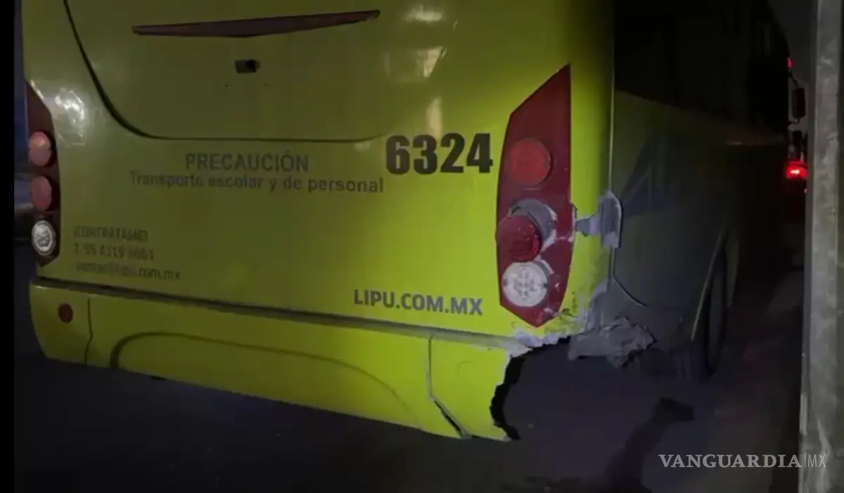 $!El transporte de personal sufrió daños en la parte trasera por el impacto de la camioneta.