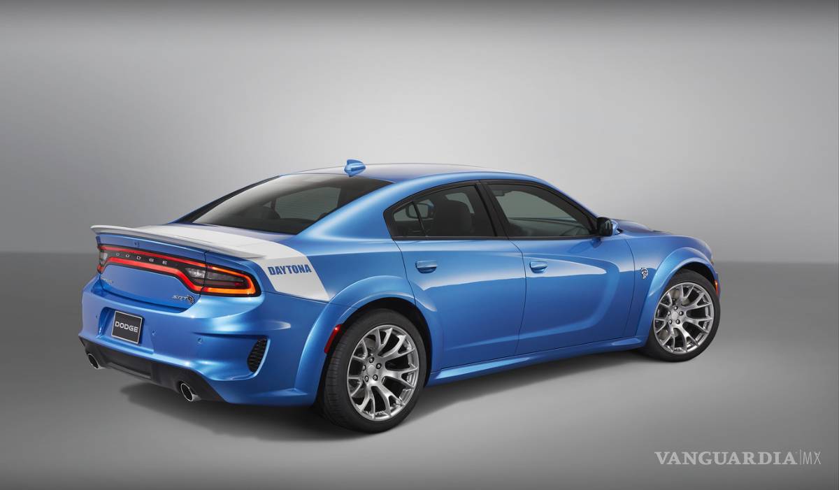 $!Dodge Charger SRT Hellcat Widebody Daytona 50 Anniversary, una 'fiera' color azul con 717 hp