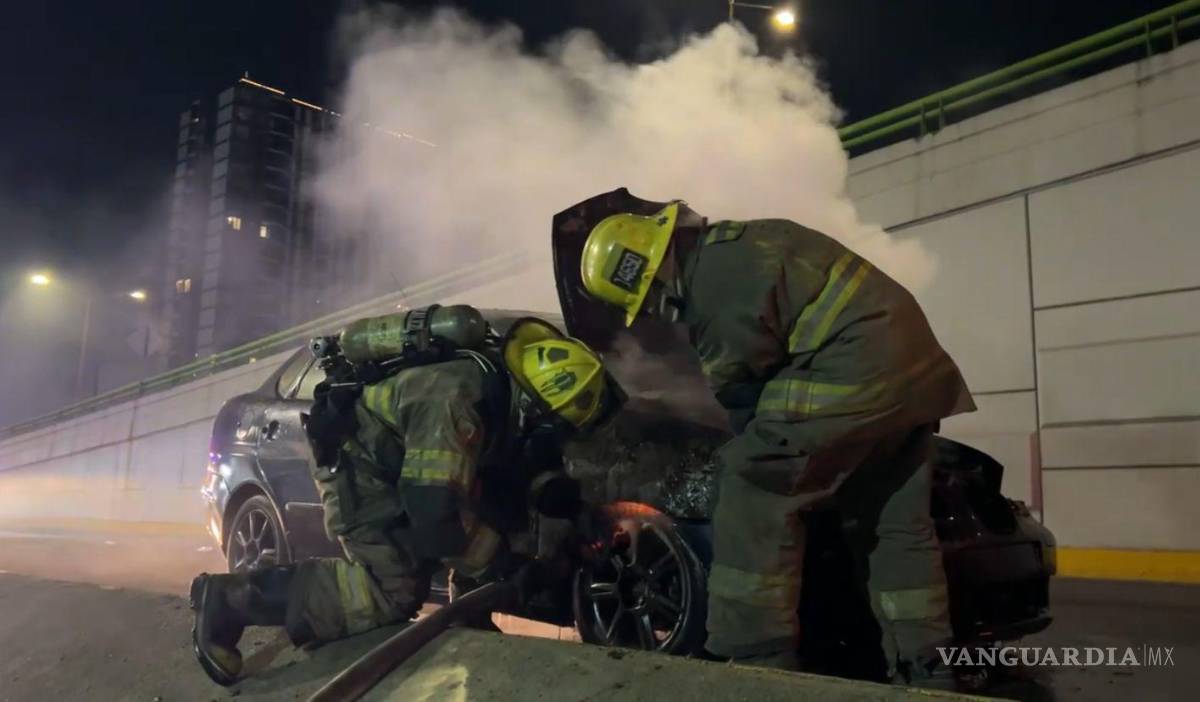 $!El automóvil, que presuntamente estaba a la venta, terminó en pérdida total tras el incendio.
