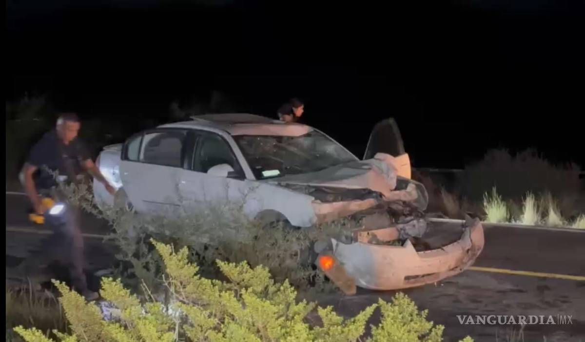 $!El automóvil involucrado terminó con severos daños tras el impacto contra la motocicleta.