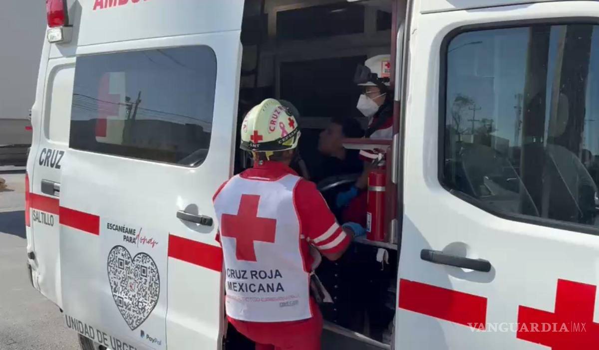 $!El motociclista de 63 años fue trasladado en código rojo al Hospital Muguerza tras el fuerte impacto registrado sobre Isidro López Zertuche.