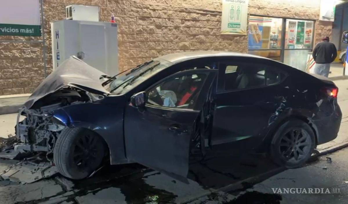 $!Elementos de Tránsito Municipal acudieron al sitio para tomar conocimiento del percance y asegurar las unidades involucradas.