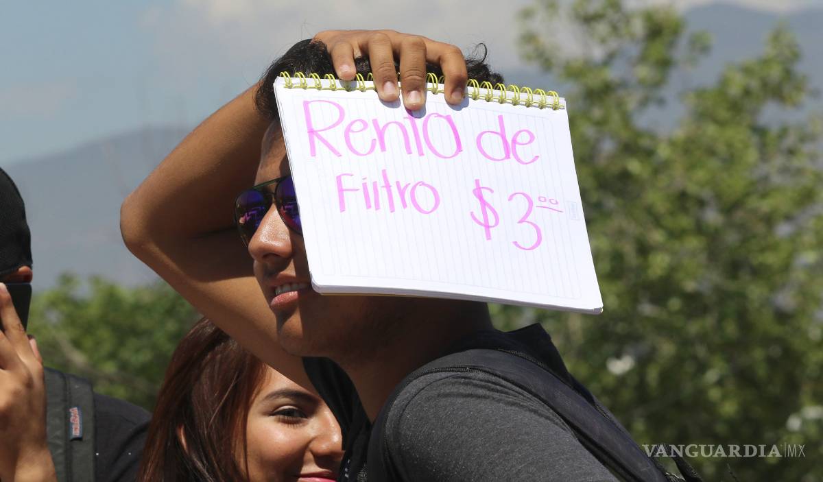 $!¡Hacen su agosto! Estudiantes venden y rentan protectores para ver el eclipse en la UAdeC