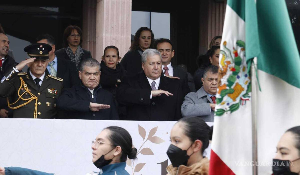 $!En el desfile, estuvieron presentes diversas autoridades estatales, entre ellas, el gobernador Miguel Riquelme Solís y el alcalde Chema Fraustro Siller.