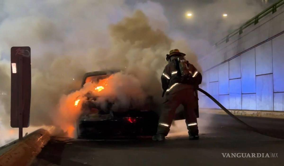 $!Bomberos acudieron al bulevar Nazario S. Ortiz Garza para controlar el incendio del automóvil.