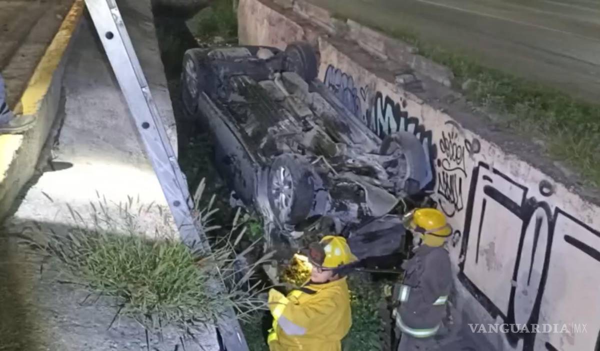 $!Elementos de Bomberos y Tránsito acudieron al lugar para atender el percance y retirar la camioneta.