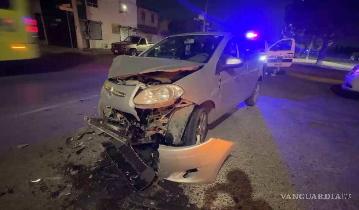 $!El Fiat resultó con daños en la parte frontal tras chocar contra el Nissan.