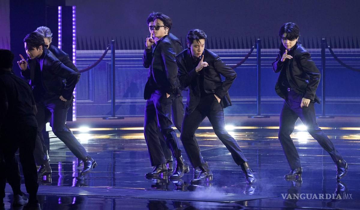 $!Las fanáticas aplaudieron sus coreografías y su gran producción que imitaba a una película de espías.