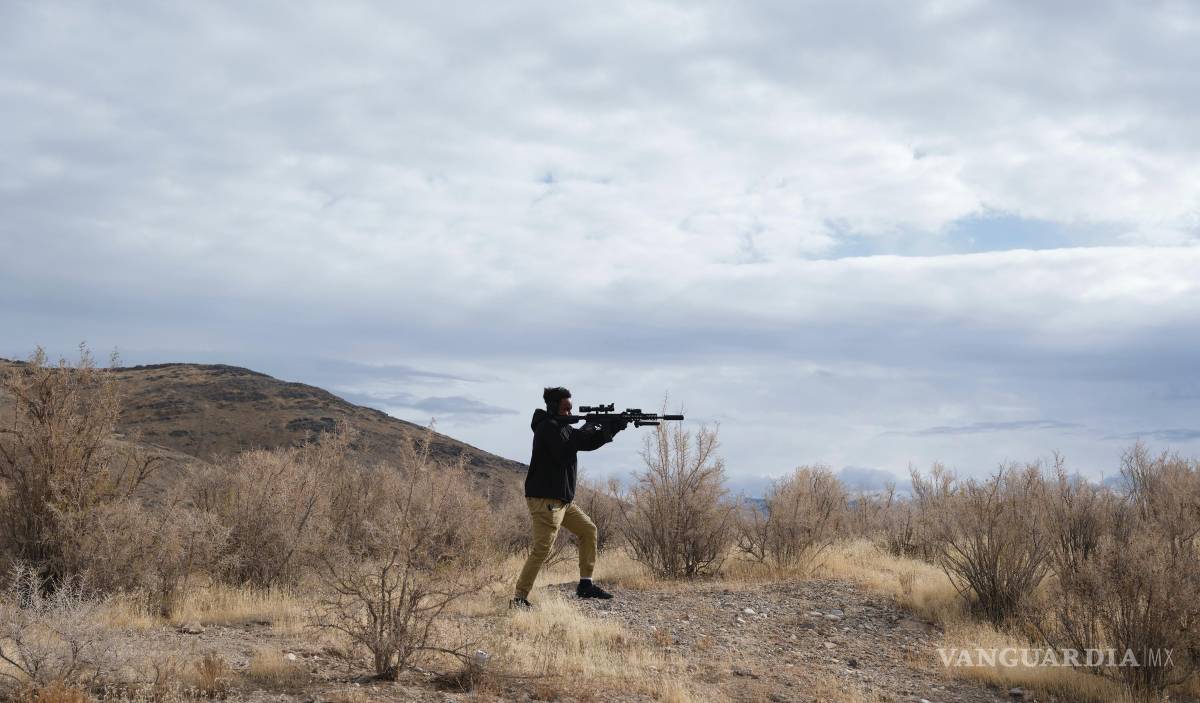 $!Joseph Osse, que publica bajo el nombre de Grazien Brann, dispara una de sus armas para un video para las redes sociales, en Grantsville, Utah.