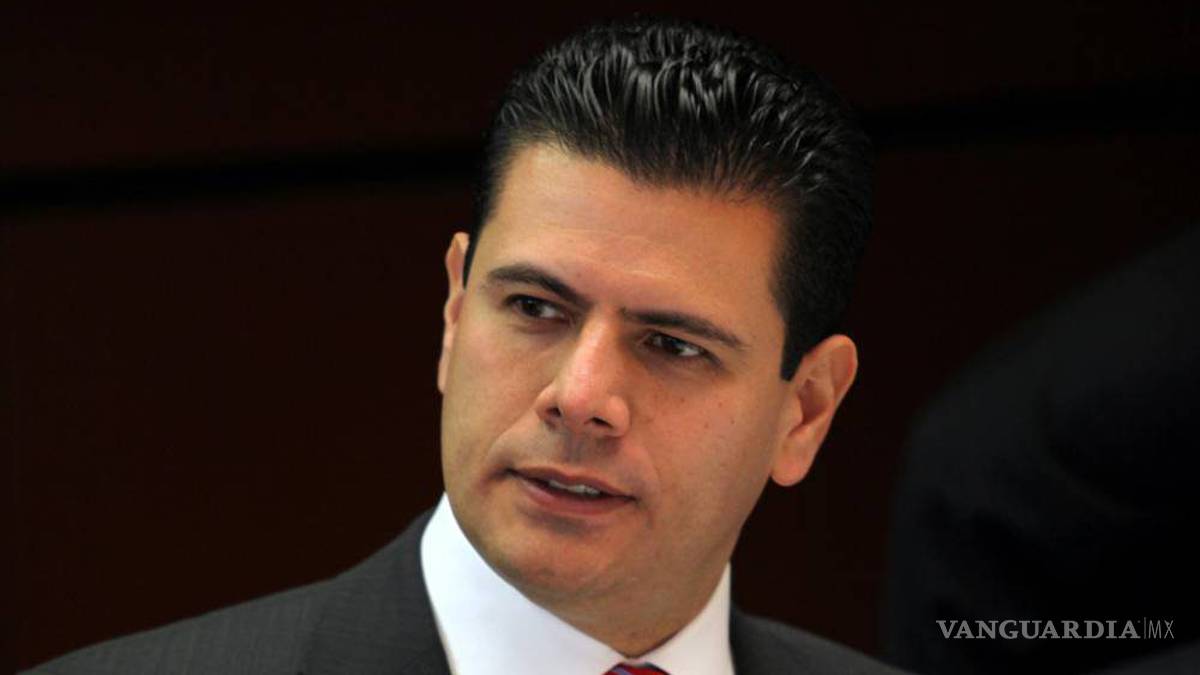 Denuncian a Miguel Alonso Reyes por repartir 2 mdp como "estímulos"