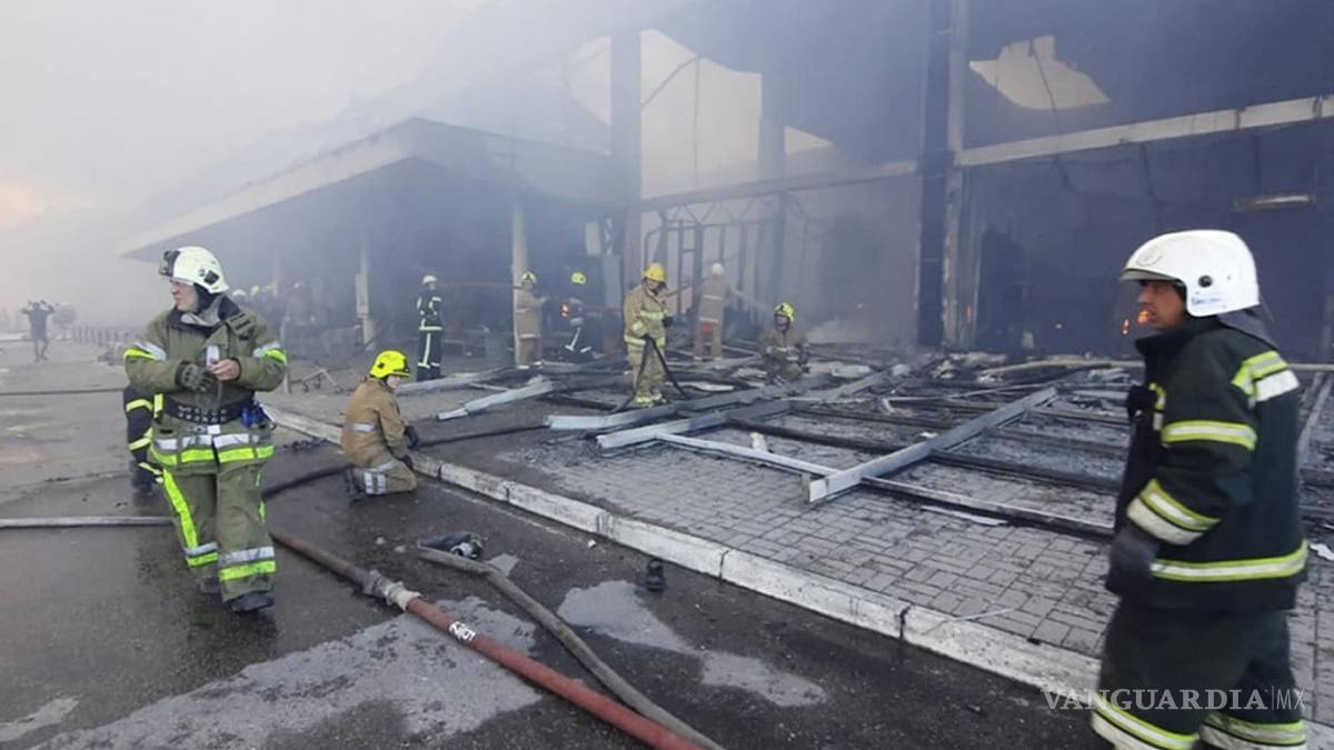 Rescatistas buscan víctimas en centro comercial ucraniano bombardeado por Rusia