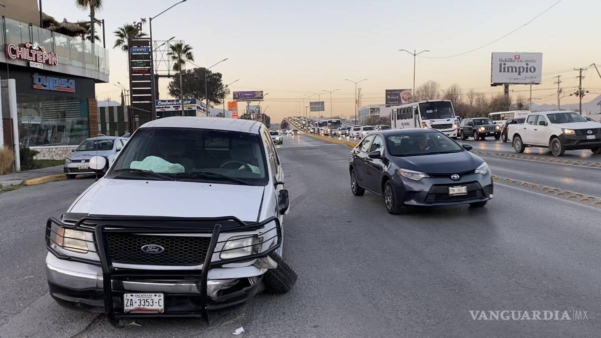 Accidente paraliza el tráfico en importante bulevar de Saltillo