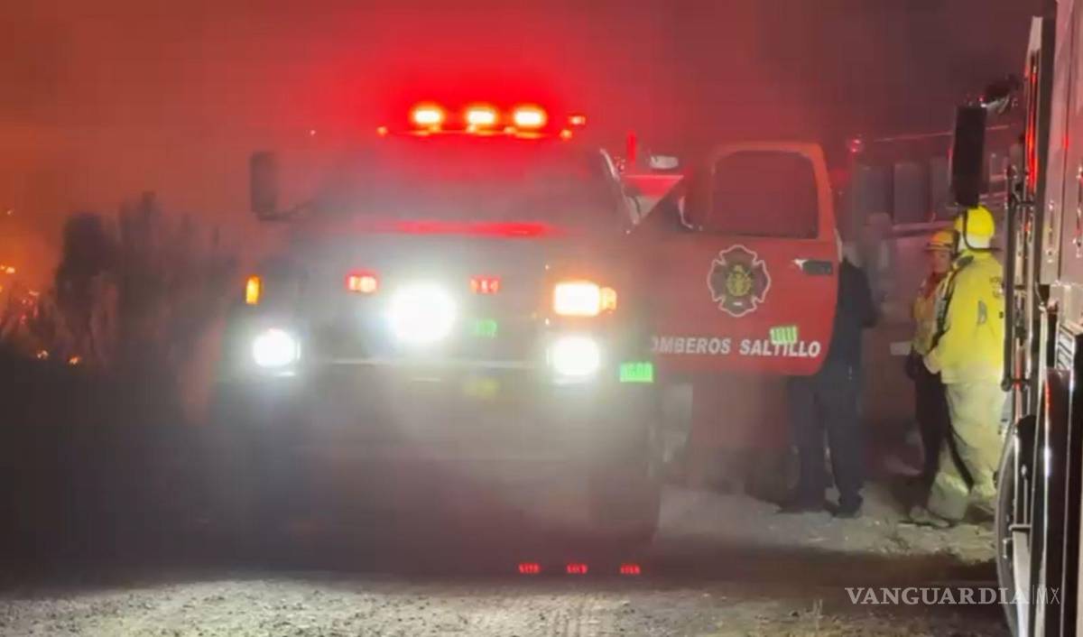 $!Bomberos de Saltillo trabajaron por varias horas para sofocar las llamas.