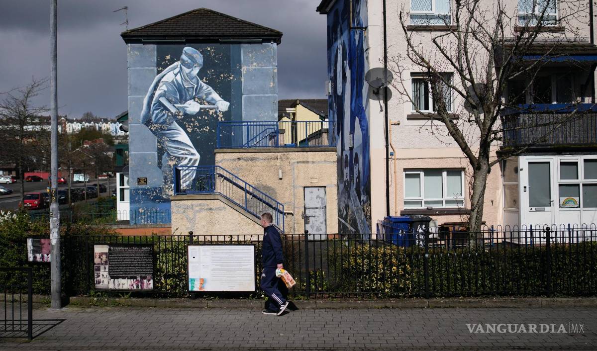 $!Un hombre pasa frente a un mural en Londonderry, Irlanda del Norte.