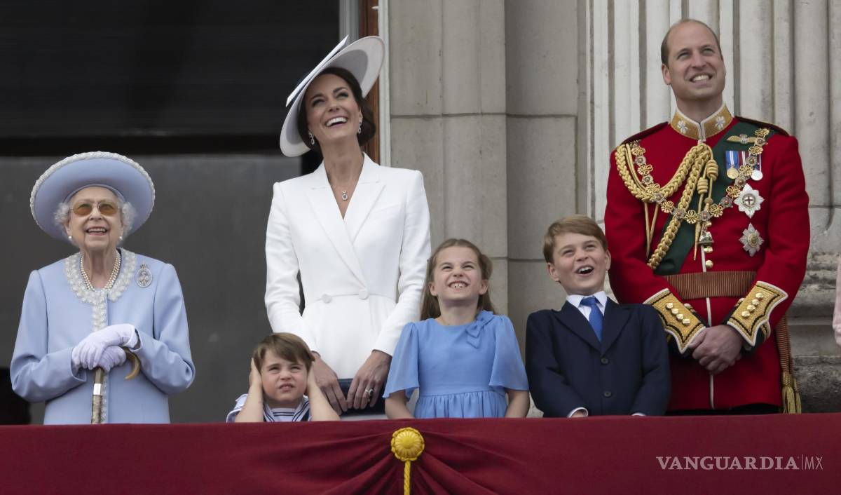 $!La reina Isabel II, el príncipe Luis, Catalina, la duquesa de Cambridge, la princesa Carlota, el príncipe Jorge y el príncipe Guillermo.