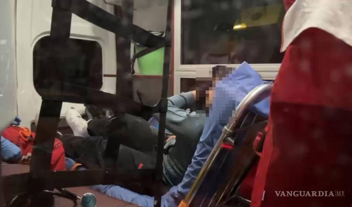 $!Paramédicos de la Cruz Roja atendieron a la lesionada en el lugar del accidente.