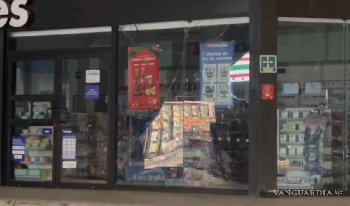 $!Personal de Protección Civil inspecciona los daños estructurales en los negocios afectados.