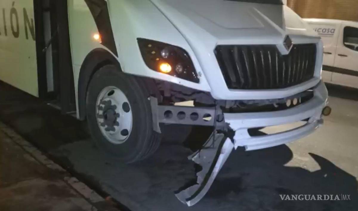 $!Una unidad de transporte de personal de la empresa Traxión resultó afectada en el percance.