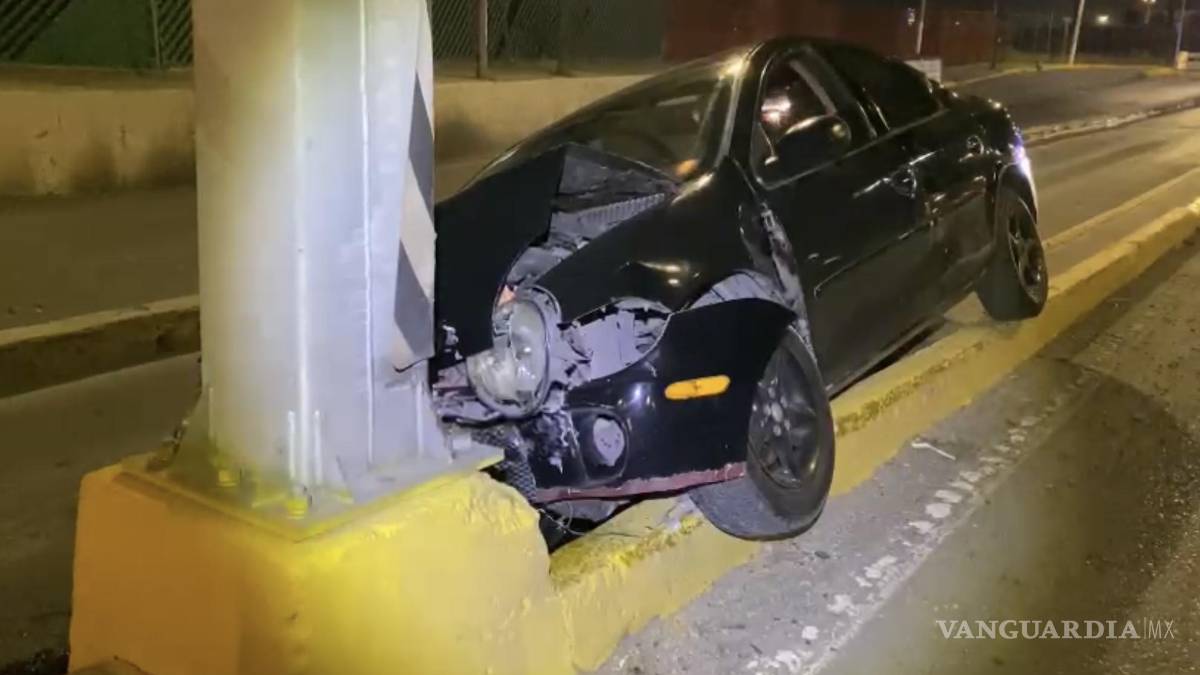 Saltillo: joven en aparente estado de ebriedad se sube a camellón y choca