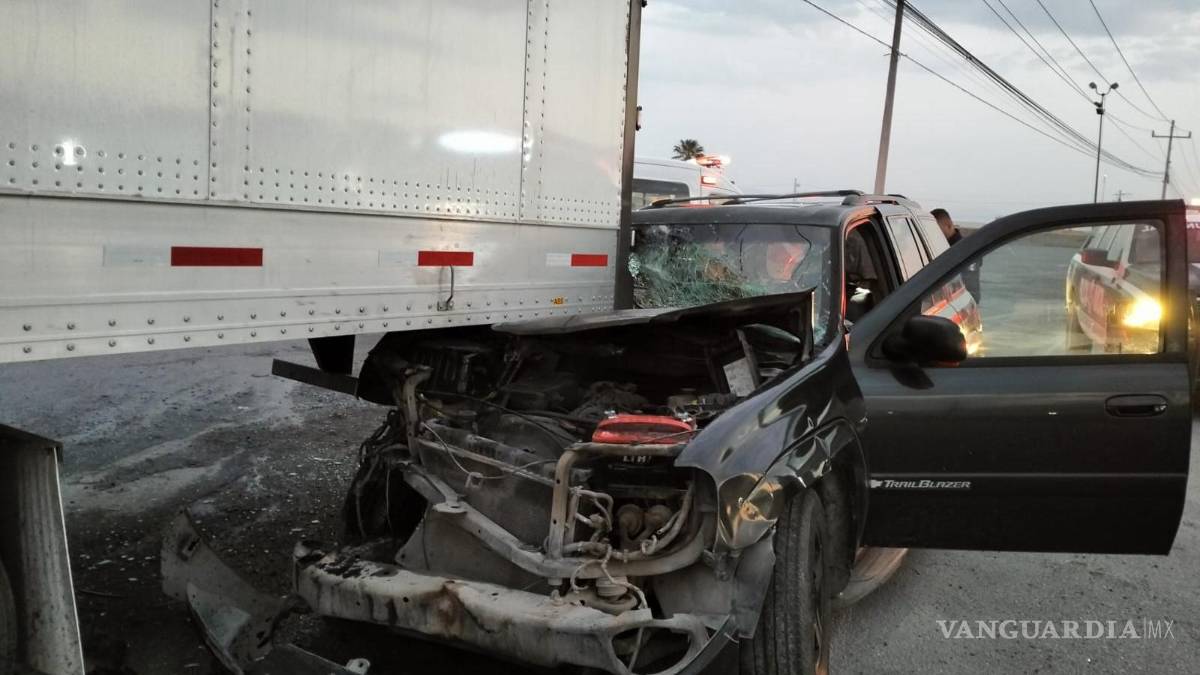 Mujer queda prensada tras choque por alcance, en Saltillo