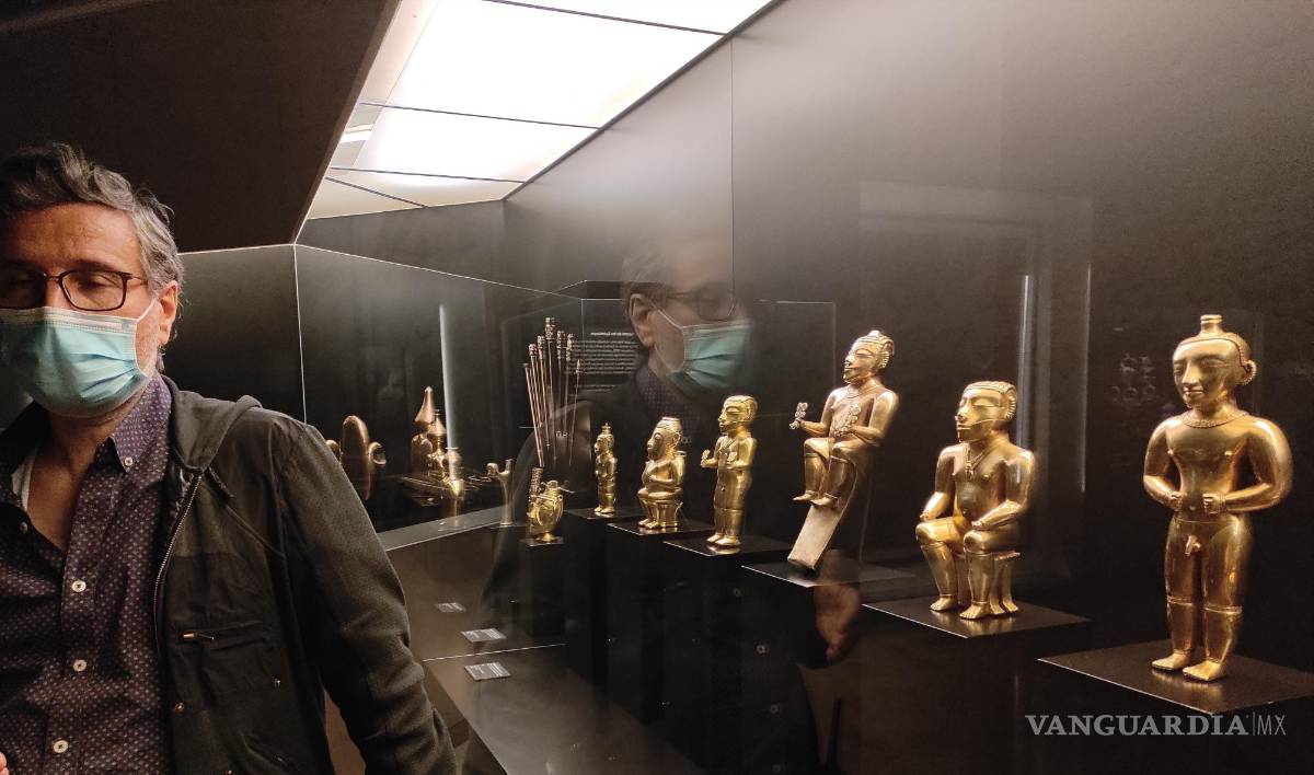 $!El conservador del Museo de América de Madrid, Andrés Gutiérrez nos explica los ritos funerarios del antiguo pueblo precolombino de los Quimbaya (Colombia) frente a su vitrina correspondiente. EFE/Museo de América de Madrid