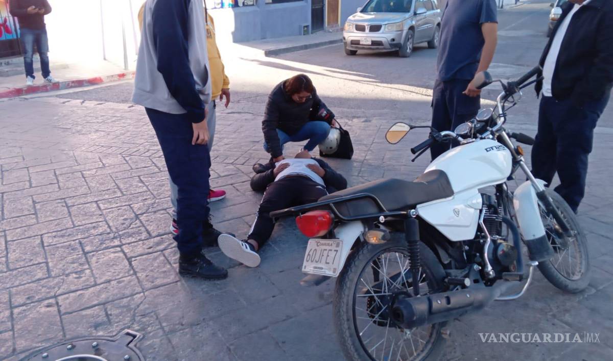 $!Automovilistas y vecinos apoyaron al lesionado en lo que llegaban los paramédicos.