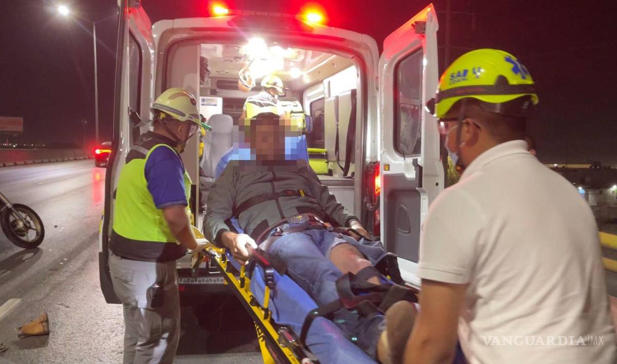 $!Paramédicos de la Secretaría de Salud estabilizan al motociclista tras sufrir una fractura en la pierna.