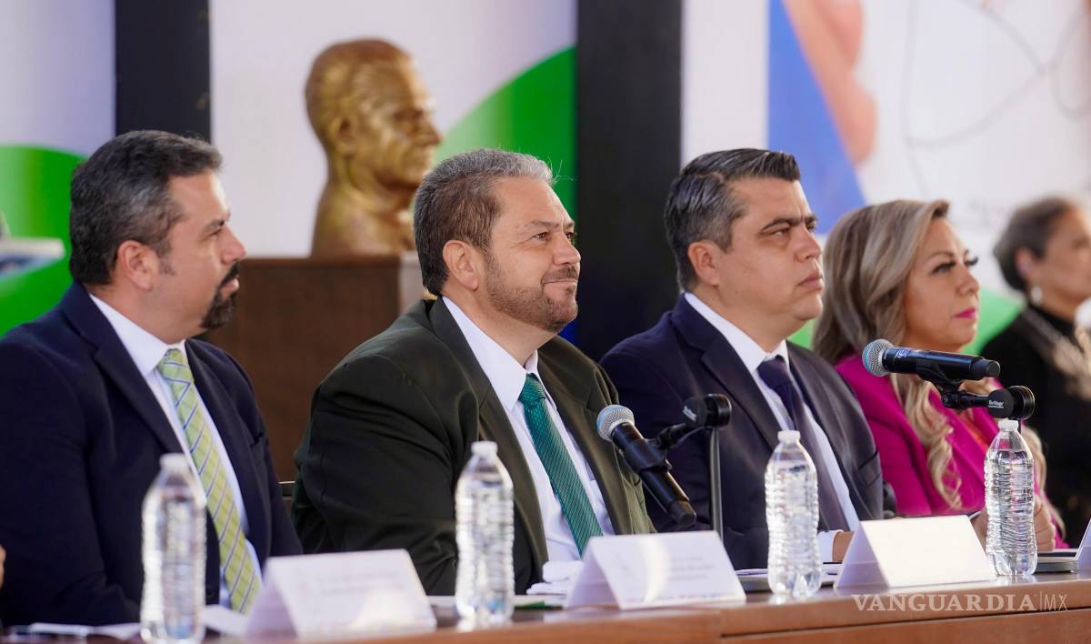 $!El alcalde reconoció la importancia de la escuela en la formación de generaciones ejemplares.