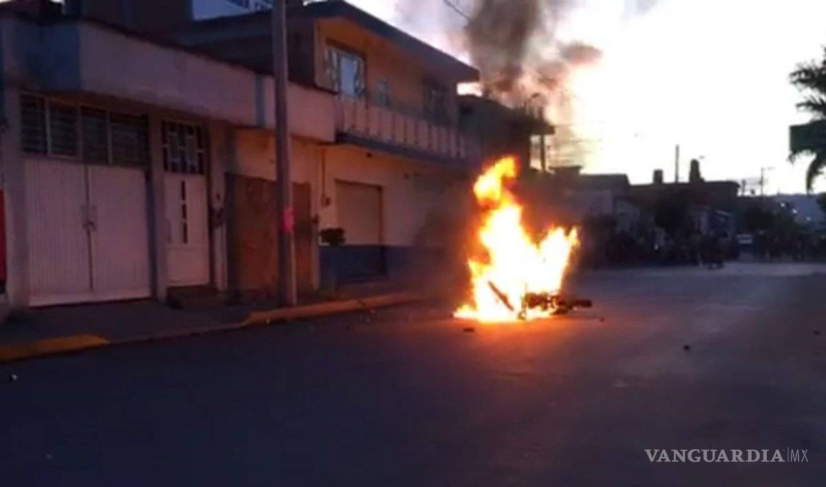 $!Gente de Cuerámaro busca justicia por 4 menores asesinadas y terminan vandalizando casa de alcaldesa por corrupta