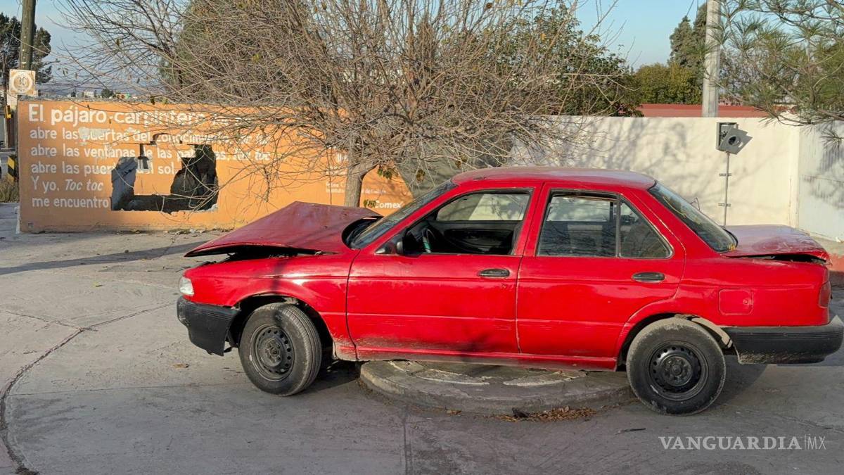 Auto se impacta contra muro de escuela, en Saltillo