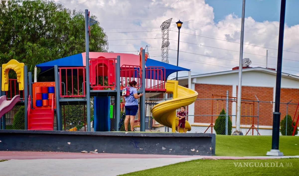 $!Niñas y niños utilizan los juegos infantiles, mientras sus familias disfrutan de los espacios renovados.