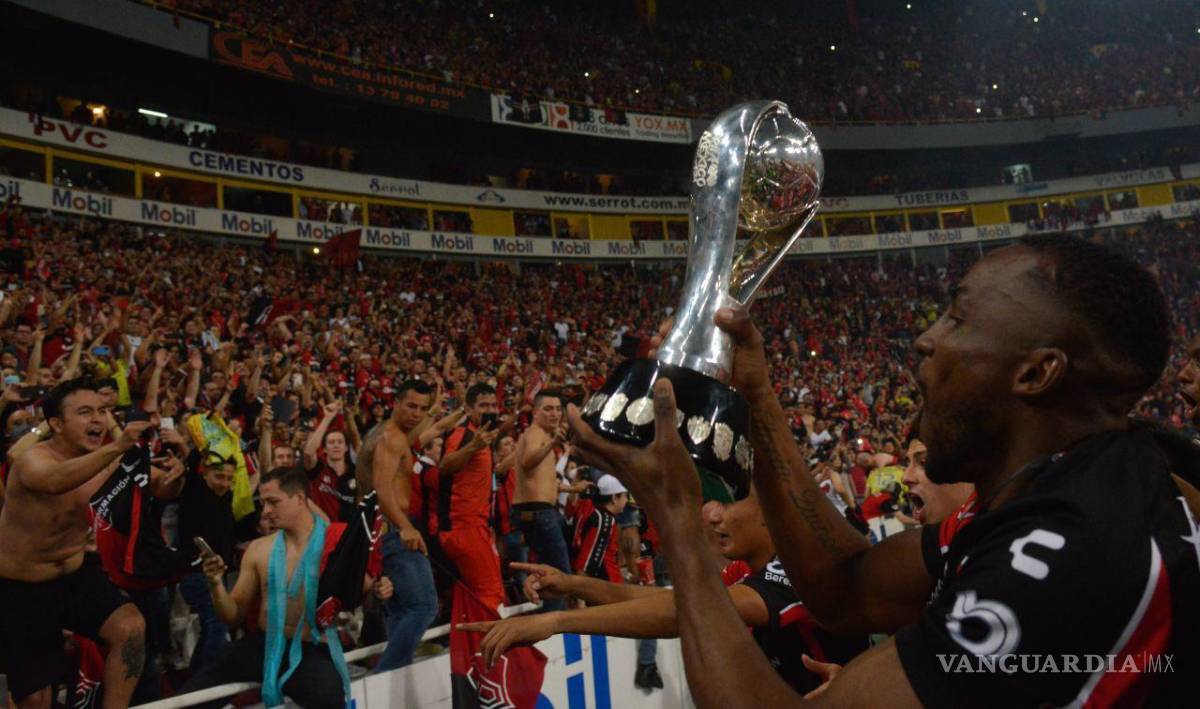 $!Anibal Chala, defensa del Atlas muestra la copa de la Liga MX Grita Apertura 2021 a sus aficionados. Cuaroscuro/Mario Jasso