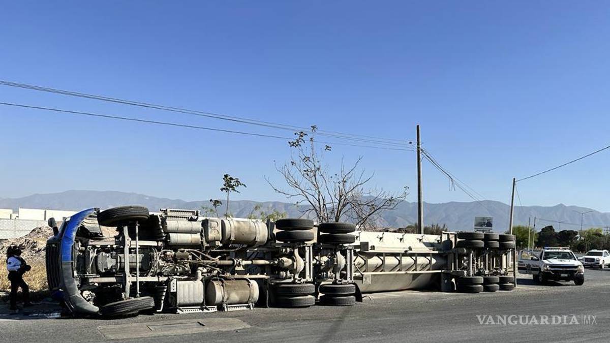 Tráiler vuelca por exceso de carga y derrama 20 toneladas de alimento para gallo en Saltillo