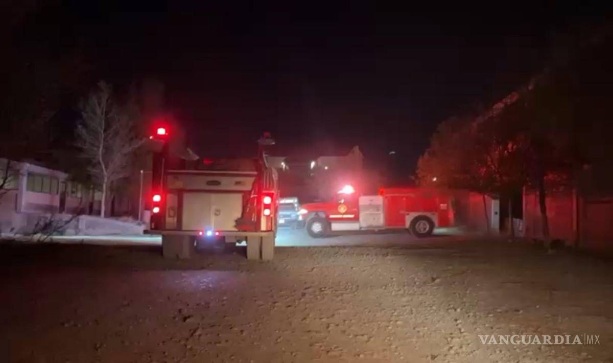 $!Vecinos reportaron el siniestro tras percibir humo dentro de sus viviendas.